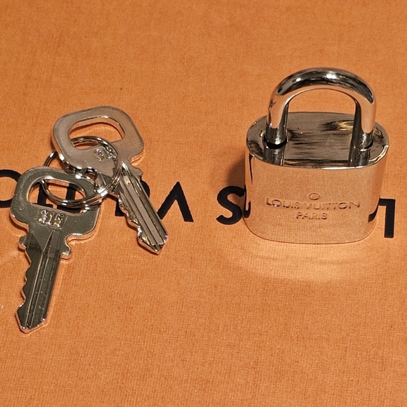 Louis Vuitton Rare Silver Lock & Keys & Box - Picture 4 of 8